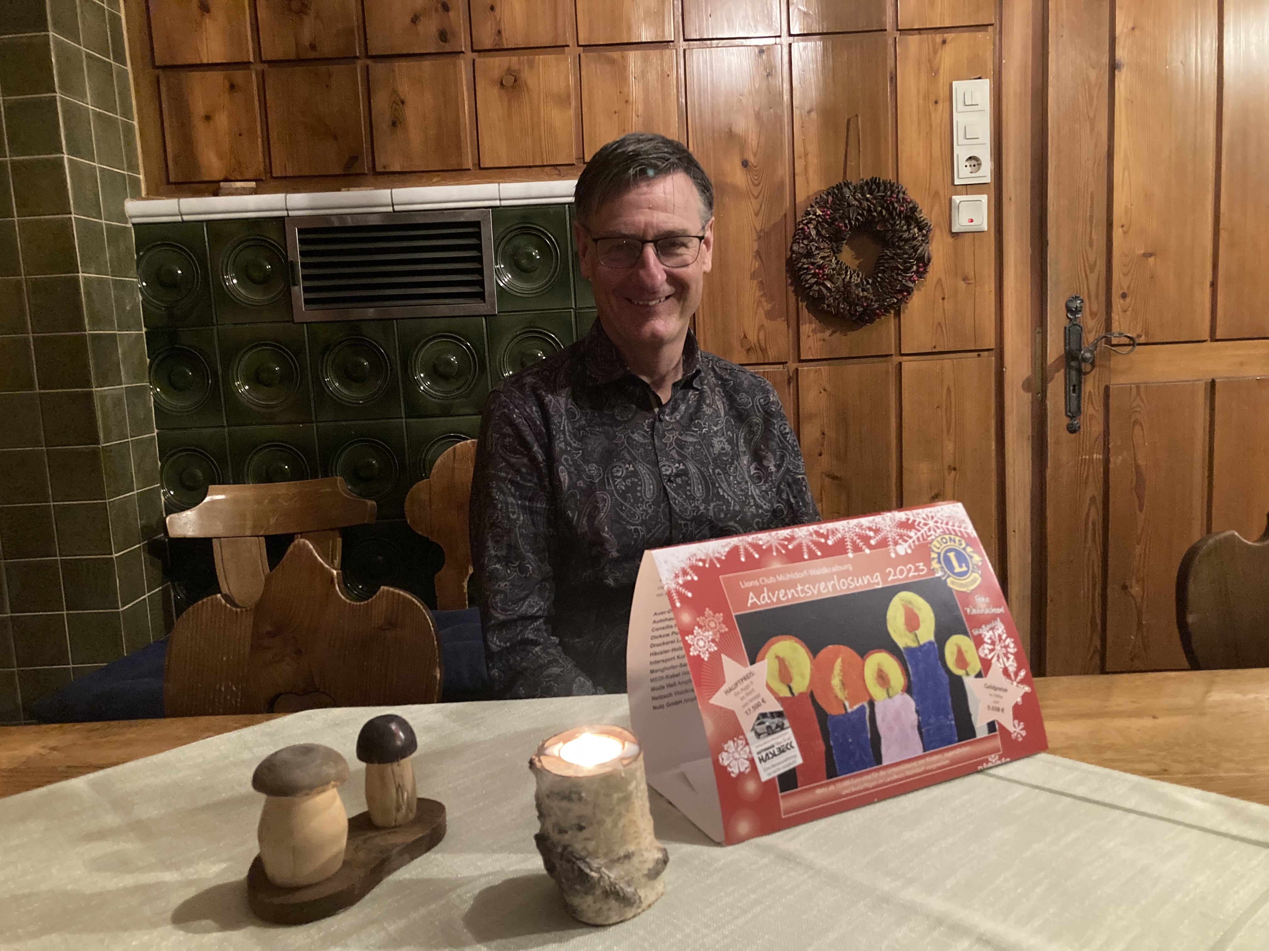 Lions Präsident Jürgen Wallner mit Adventskalender 2023